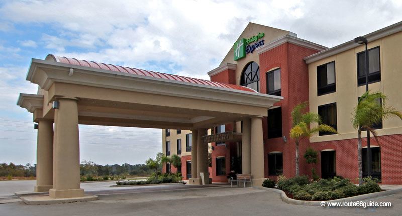 hotels vs vacation rentals in southern illinois